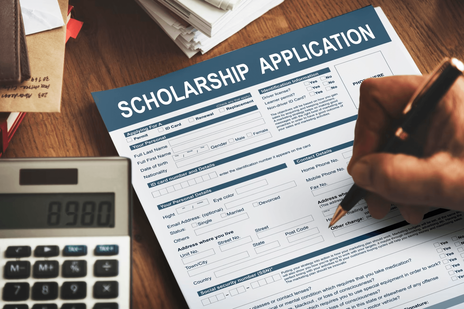 Sinh viên đang tìm hiểu cách đăng ký học bổng du học Châu Âu