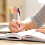 Hình ảnh mô tả một bạn sinh viên đang chuẩn bị các câu trả lời cho "Đi du học cần những gì"