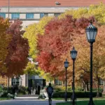 Trường đại học Chicago minh họa cho môi trường học tập khi tìm hiểu du học mỹ cần bao nhiêu tiền
