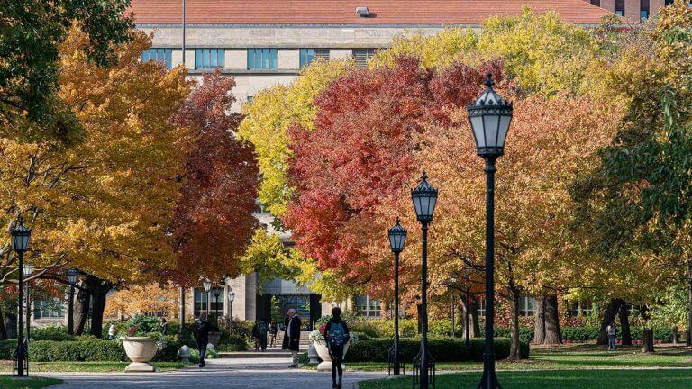 Trường đại học Chicago minh họa cho môi trường học tập khi tìm hiểu du học mỹ cần bao nhiêu tiền