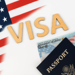 Visa du học Mỹ 2025 – ảnh minh họa hộ chiếu và quốc kỳ Hoa Kỳ