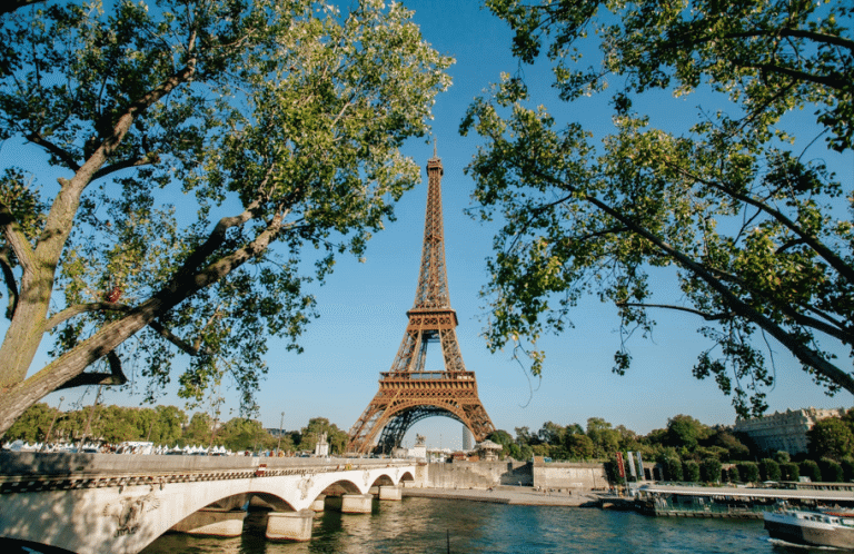 Tháp Eiffel biểu tượng của du học Châu Âu – Đi du học Châu Âu cần những gì?