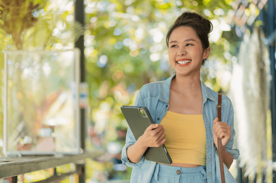 Nữ sinh Việt Nam đang chuẩn bị hồ sơ xin học bổng du học