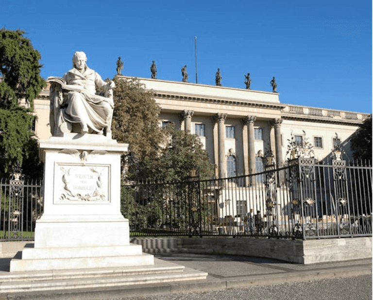Tượng Wilhelm von Humboldt tại cổng Đại học Humboldt Berlin đại diện cho một trong các học bổng du học châu âu 2025