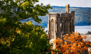 òa nhà đại học cổ kính tại Mỹ vào mùa thu – hình ảnh minh họa cho bài viết săn học bổng du học Mỹ 2025