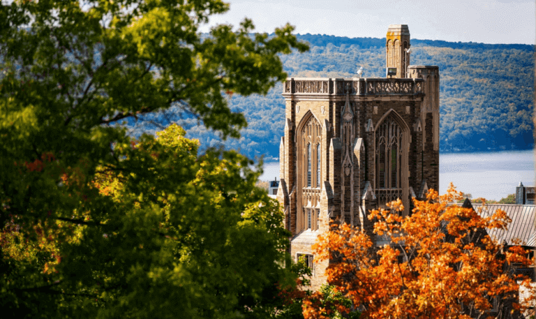 òa nhà đại học cổ kính tại Mỹ vào mùa thu – hình ảnh minh họa cho bài viết săn học bổng du học Mỹ 2025