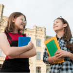 Sinh viên quốc tế tại châu Âu thảo luận trước trường đại học - các nước du học miễn phí cho bậc Thạc sĩ