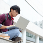 Sinh viên quốc tế nghiên cứu chi phí du học Hà Lan trước khi nộp hồ sơ.