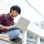 Sinh viên quốc tế nghiên cứu chi phí du học Hà Lan trước khi nộp hồ sơ.