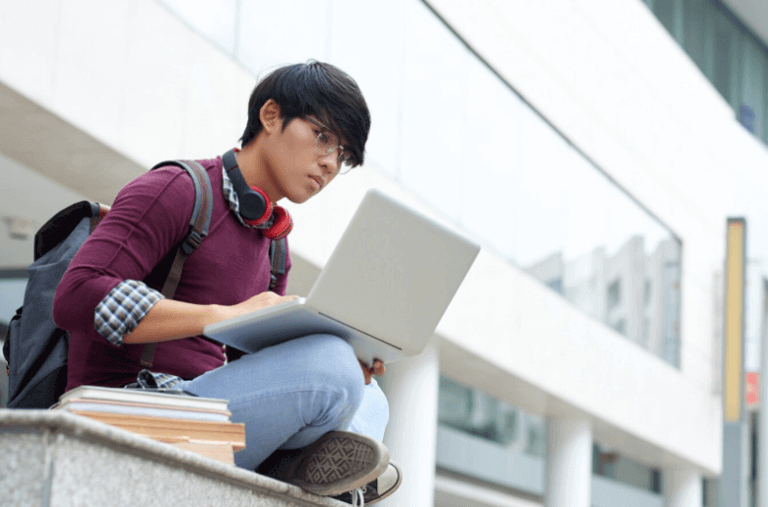 Sinh viên quốc tế nghiên cứu chi phí du học Hà Lan trước khi nộp hồ sơ.