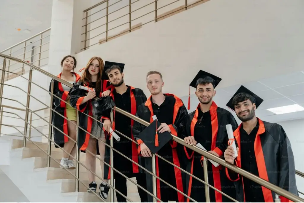 Sinh viên quốc tế nhận học bổng du học toàn phần