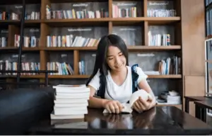 Nữ sinh viên đọc sách trong thư viện, chuẩn bị hồ sơ học bổng tâm lý học