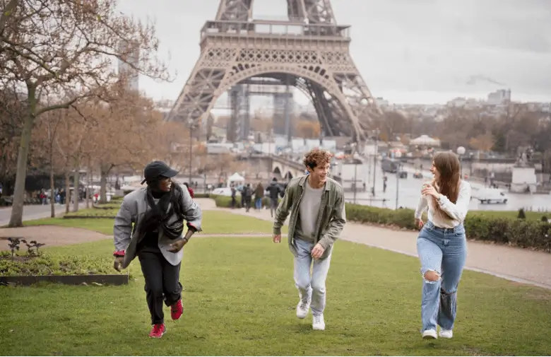 Sinh viên quốc tế vui chơi trước tháp Eiffel trong hành trình du học