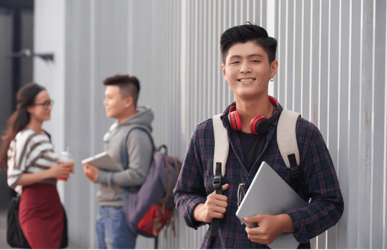 Nam sinh viên trẻ chuẩn bị hành trình du học tại Hà Lan.