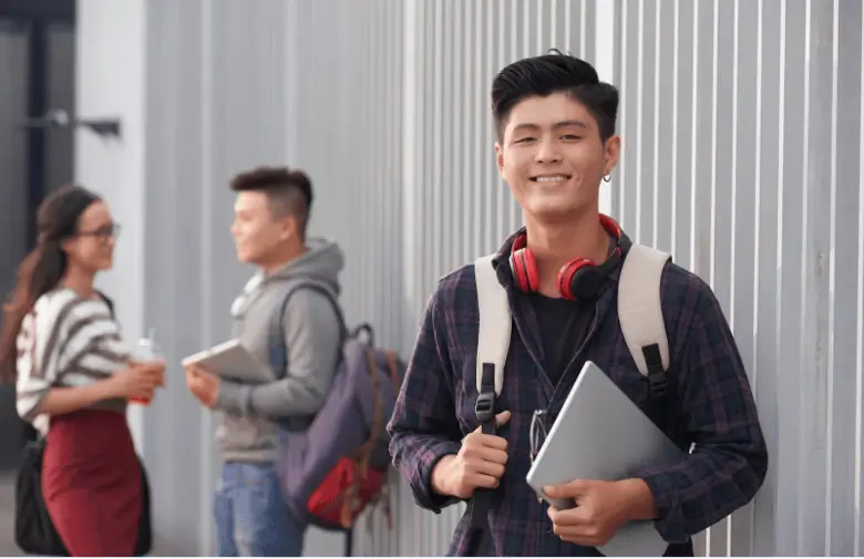 Nam sinh viên trẻ chuẩn bị hành trình du học tại Hà Lan.