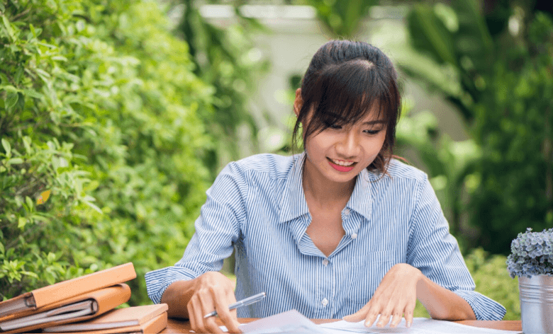 Sinh viên Việt Nam đang chuẩn bị hồ sơ xin học bổng du học châu Âu