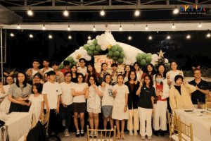 Nhóm học sinh rạng rỡ tham gia sự kiện tại trung tâm tư vấn du học Mỹ Skyla Academy