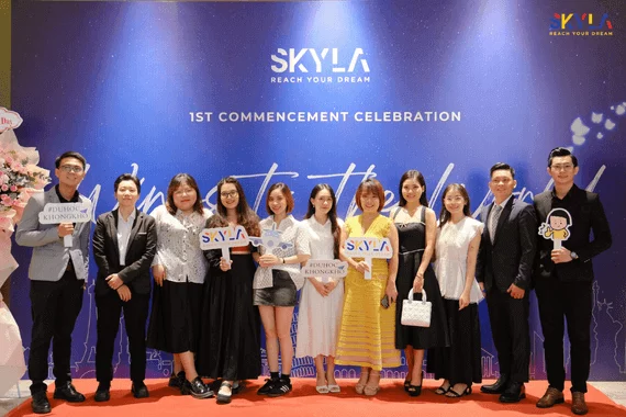 Đội ngũ chuyên gia tại công ty tư vấn du học Skyla Academy trong buổi lễ Commencement vinh danh sinh viên