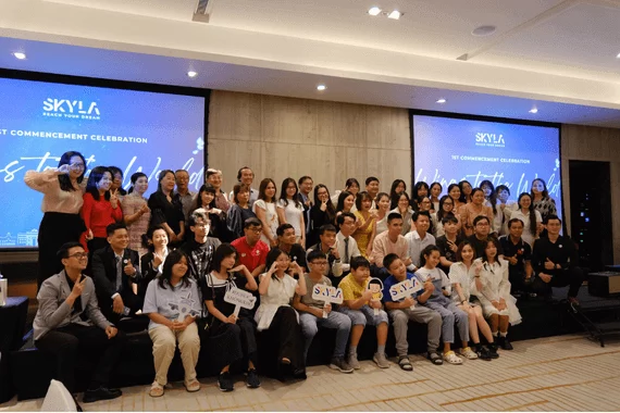 Tập thể học viên và phụ huynh tin tưởng lựa chọn trung tâm du học Việt Nam Skyla Academy.