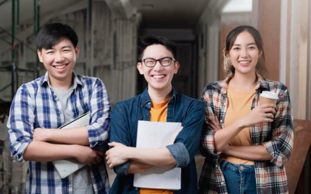 Sinh viên rạng rỡ khi được hỗ trợ du học tại trung tâm tư vấn du học uy tín Skyla Academy