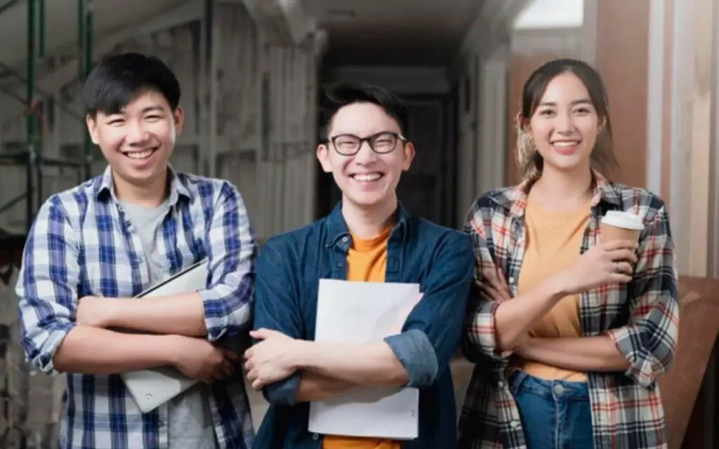 Sinh viên rạng rỡ khi được hỗ trợ du học tại trung tâm tư vấn du học uy tín Skyla Academy
