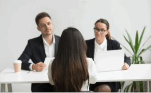 Ứng viên thực hành cách trả lời phỏng vấn xin visa đi mỹ trực tiếp với viên chức lãnh sự