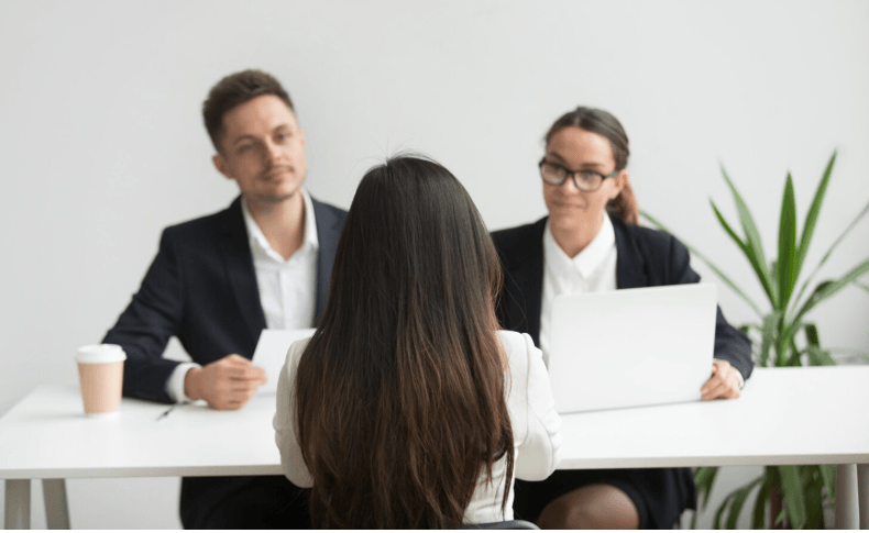 Ứng viên thực hành cách trả lời phỏng vấn xin visa đi mỹ trực tiếp với viên chức lãnh sự