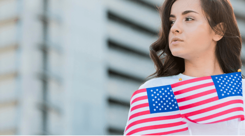 Nữ sinh viên tìm hiểu kinh nghiệm phỏng vấn visa và chuẩn bị phỏng vấn xin visa du học Mỹ