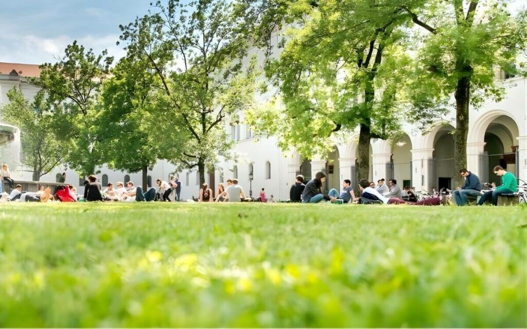 Sinh viên tại đại học LMU Munich, minh chứng cho tầm quan trọng của chứng minh tài chính du học Đức.