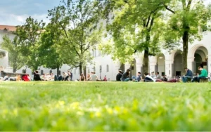 Sinh viên tại đại học LMU Munich, minh chứng cho tầm quan trọng của chứng minh tài chính du học Đức.