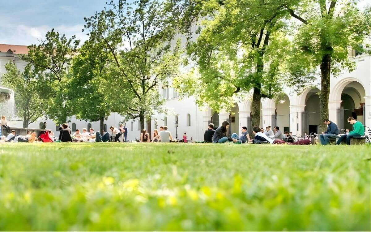 Sinh viên tại đại học LMU Munich, minh chứng cho tầm quan trọng của chứng minh tài chính du học Đức.
