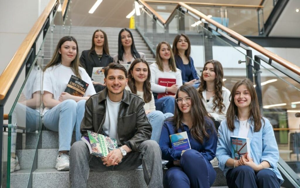 Nhóm sinh viên thảo luận về chứng minh tài chính du học nghề đức và định mức chi tiêu hàng tháng.