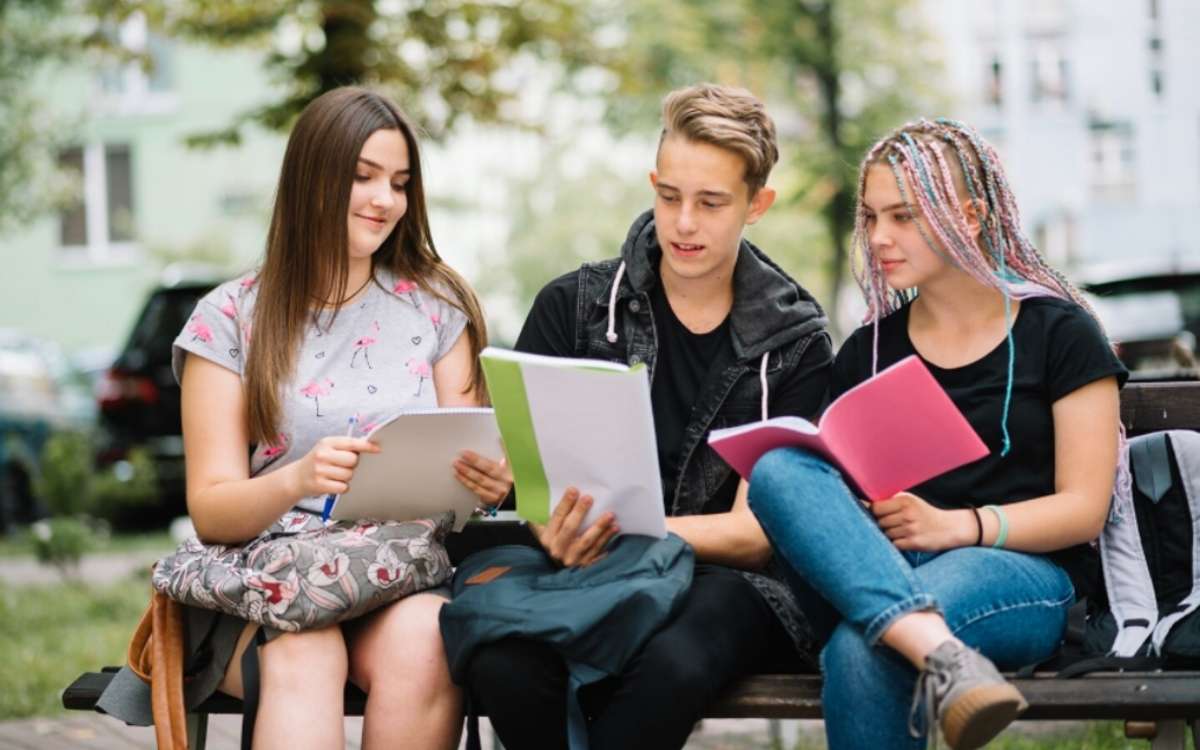 Các bạn trẻ đang rà soát hồ sơ để đáp ứng điều kiện du học Thạc sĩ Đức và yêu cầu APS.