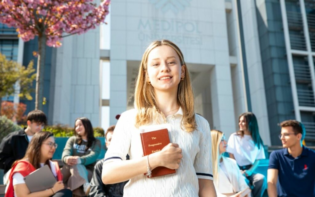 Nữ sinh viên chuẩn bị hồ sơ du học Đức và tìm hiểu du học đức có cần chứng minh tài chính không