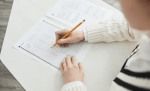 Thí sinh làm bài thi đánh giá năng lực để biết du học Mỹ cần ielts bao nhiêu năm 2026