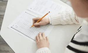 Thí sinh làm bài thi đánh giá năng lực để biết du học Mỹ cần ielts bao nhiêu năm 2026