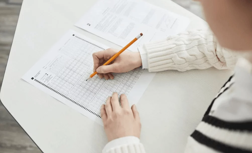 Thí sinh làm bài thi đánh giá năng lực để biết du học Mỹ cần ielts bao nhiêu năm 2026