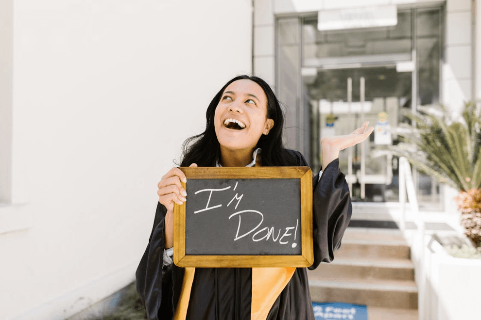 Niềm vui hoàn thành chương trình học và giải đáp thắc mắc du học Thạc sĩ Mỹ bao nhiêu tiền