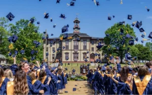 Học sinh rạng rỡ trong lễ tốt nghiệp sau hành trình du học thpt Mỹ tại một trường nội trú