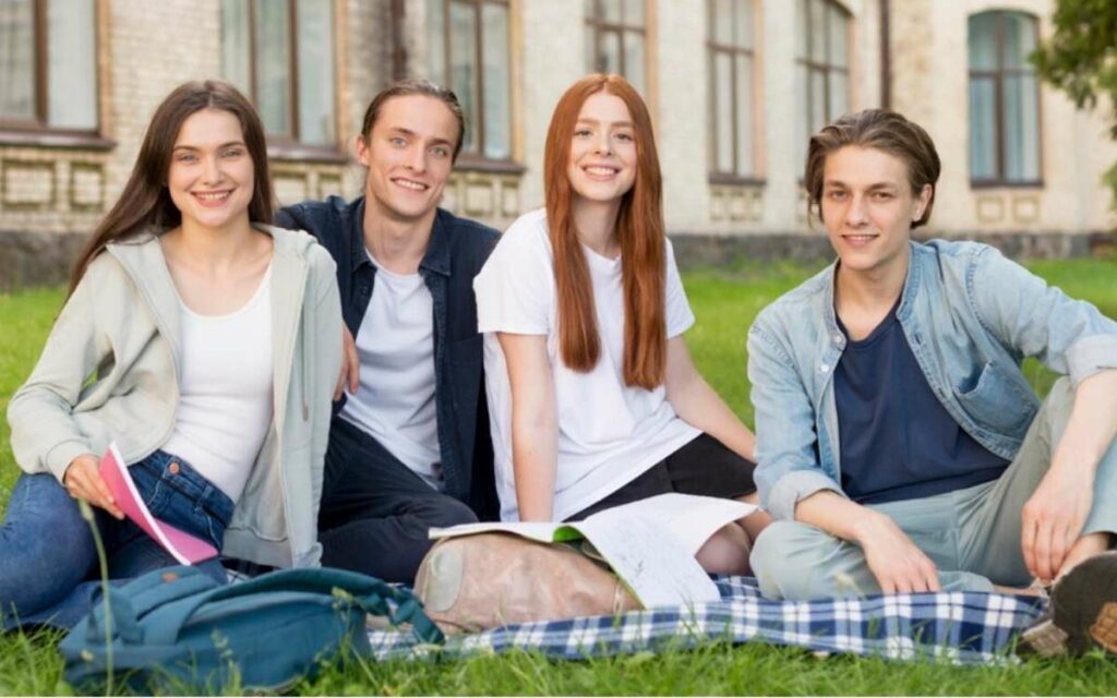 Nhóm sinh viên trao đổi kinh nghiệm săn học bổng du học Đức Thạc sĩ và tối ưu chi phí.