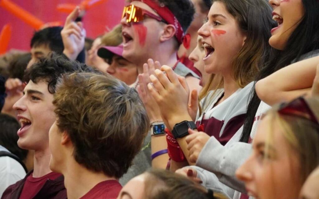 Học sinh hào hứng tham gia hoạt động ngoại khóa khi du học mỹ trung học phổ thông.