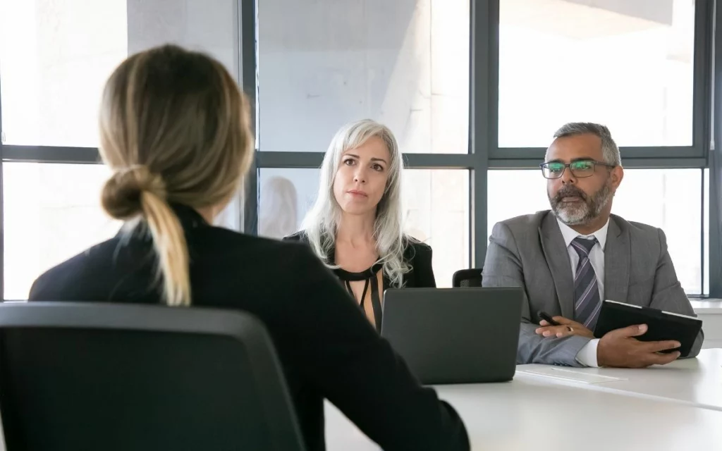 Ứng viên tham gia buổi phỏng vấn visa du học Mỹ trực tiếp với viên chức lãnh sự