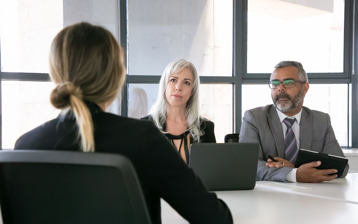 Ứng viên tham gia buổi phỏng vấn visa du học Mỹ trực tiếp với viên chức lãnh sự