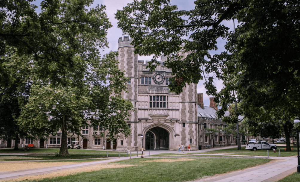 Khuôn viên đại học Princeton minh họa cho việc các trường đại học Mỹ yêu cầu IELTS khác nhau
