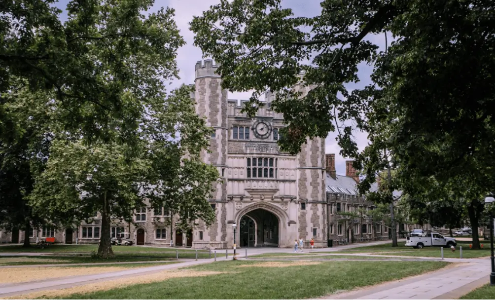 Khuôn viên đại học Princeton minh họa cho việc các trường đại học Mỹ yêu cầu IELTS khác nhau