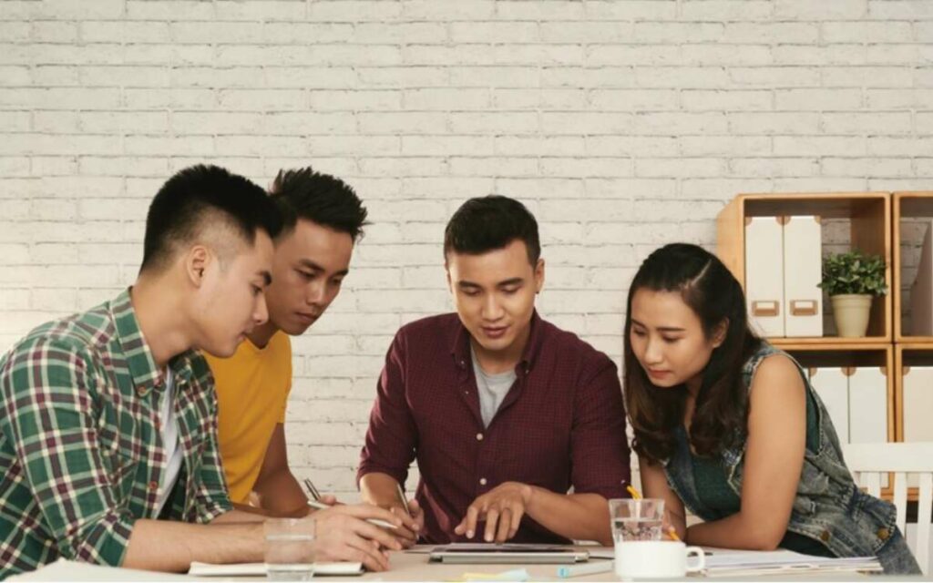 Nhóm sinh viên thảo luận tại một trong các trường đại học đức dạy bằng tiếng anh uy tín nhất năm 2026