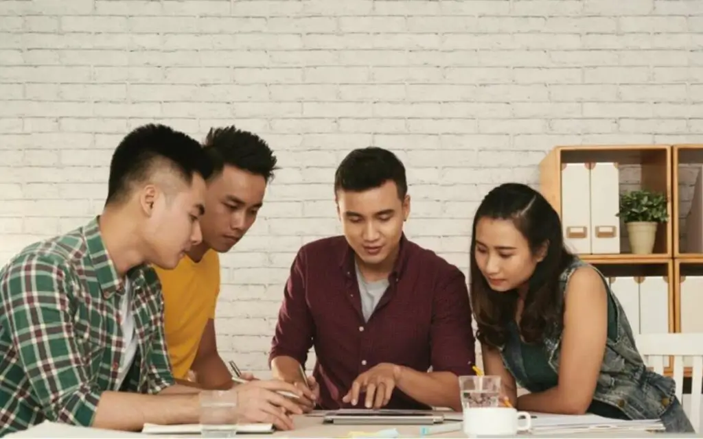 Nhóm sinh viên thảo luận tại một trong các trường đại học đức dạy bằng tiếng anh uy tín nhất năm 2026