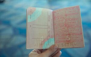 Tấm visa du học Đức loại D được dán vào hộ chiếu sau khi hoàn tất thủ tục