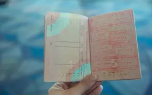 Tấm visa du học Đức loại D được dán vào hộ chiếu sau khi hoàn tất thủ tục