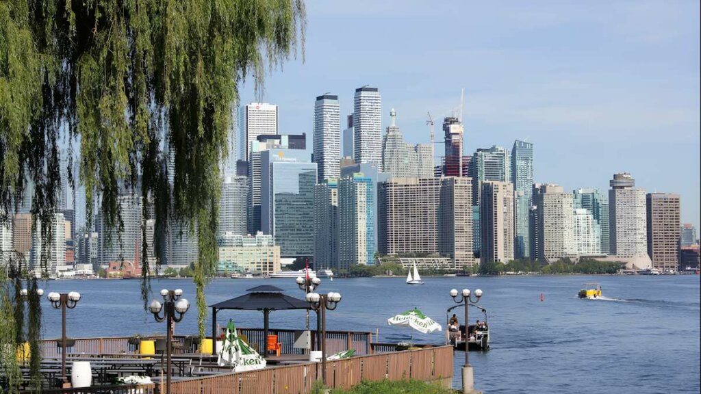 Phân tích chi phí đi du học Canada tại các trung tâm kinh tế và thành phố lớn sầm uất